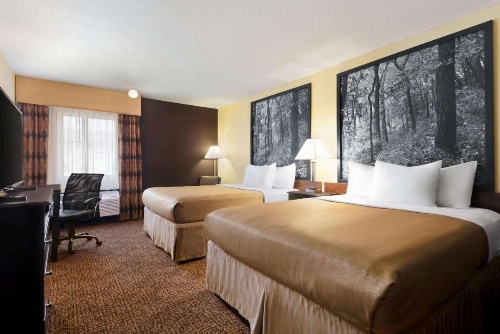 Super 8 by Wyndham Des Moines image 12