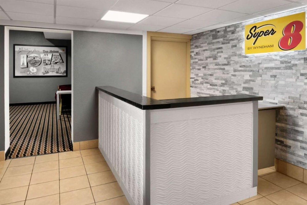 Super 8 by Wyndham Des Moines Image 17