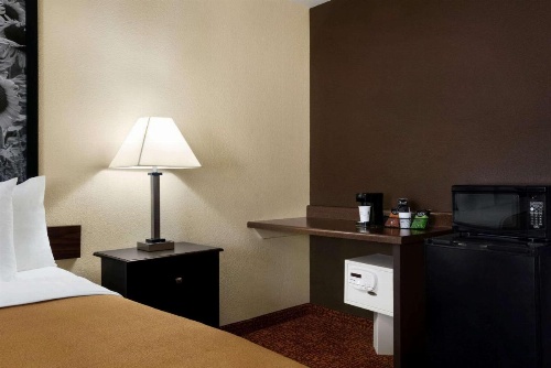 Super 8 by Wyndham Des Moines image 18