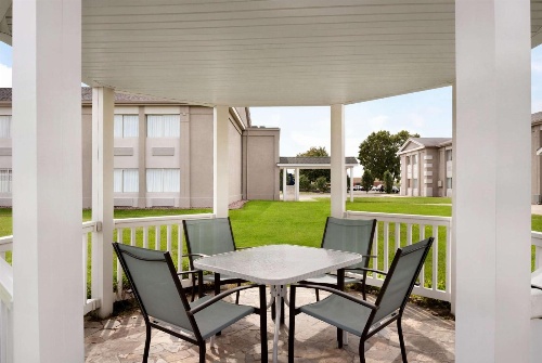 Super 8 by Wyndham Des Moines image 2