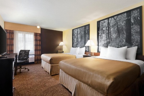 Super 8 by Wyndham Des Moines image 24