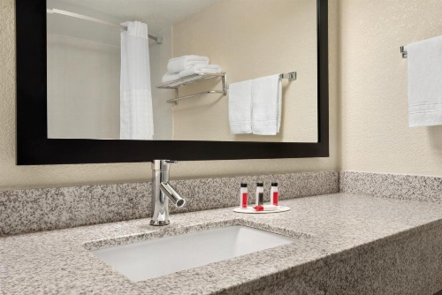 Super 8 by Wyndham Des Moines image 34