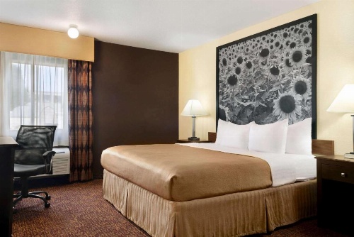 Super 8 by Wyndham Des Moines image 37