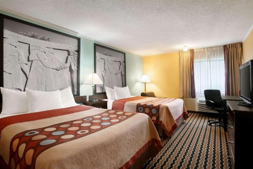 Super 8 by Wyndham Des Moines image 6