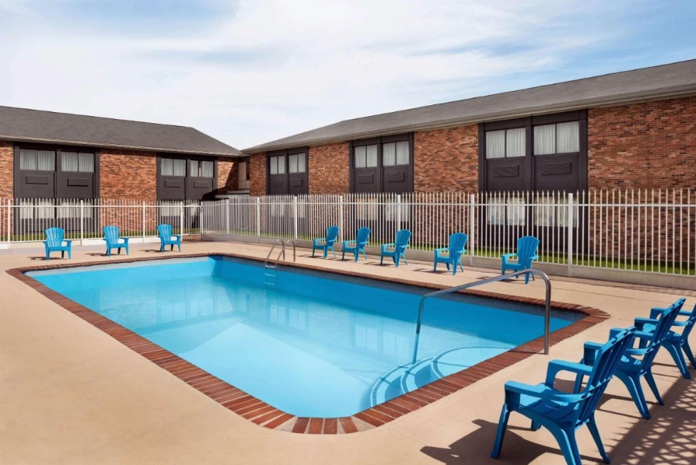 Super 8 by Wyndham Des Moines Image 7