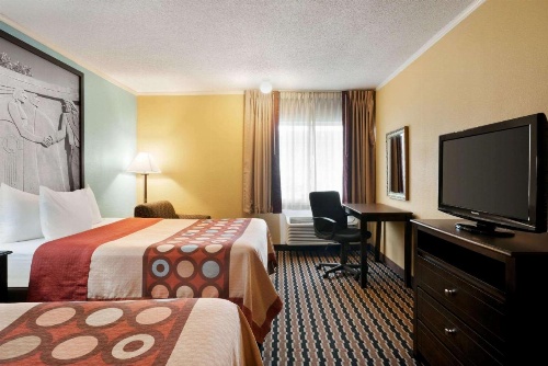 Super 8 by Wyndham Des Moines image 8