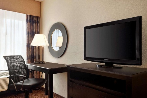 Super 8 by Wyndham Des Moines image 9